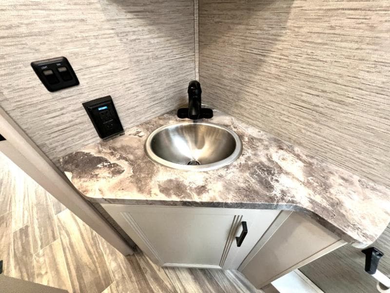 2021 Thor Motor Coach 2021 Thor Motor Coach Vegas - thumbnail 3