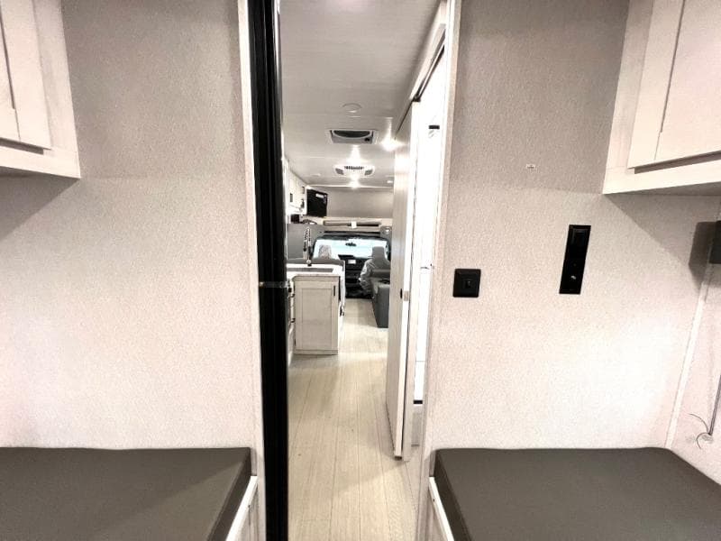 2025 East To West 2025 East To West Entrada - thumbnail 4