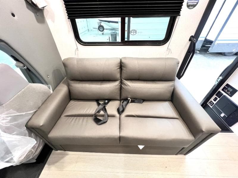 2025 East To West 2025 East To West Entrada - thumbnail 26