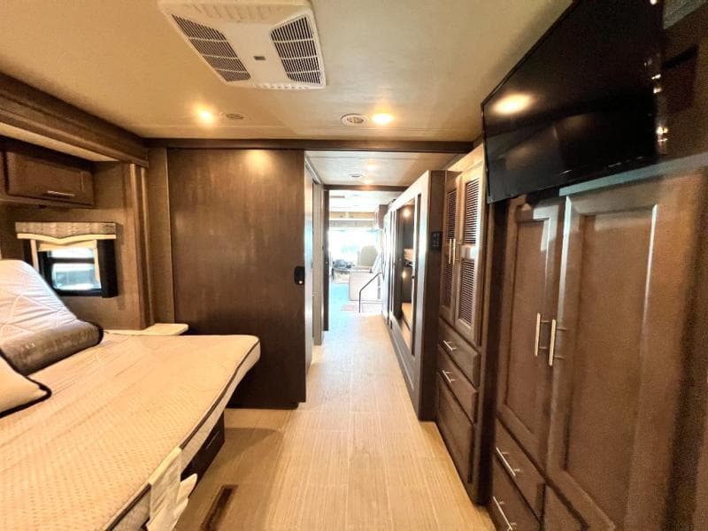 2022 Thor Motor Coach 2022 Thor Motor Coach Challenger - thumbnail 4