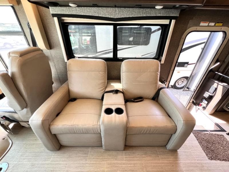 2022 Thor Motor Coach 2022 Thor Motor Coach Challenger - thumbnail 25