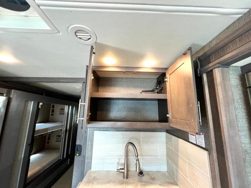 2022 Thor Motor Coach 2022 Thor Motor Coach Challenger - thumbnail 32