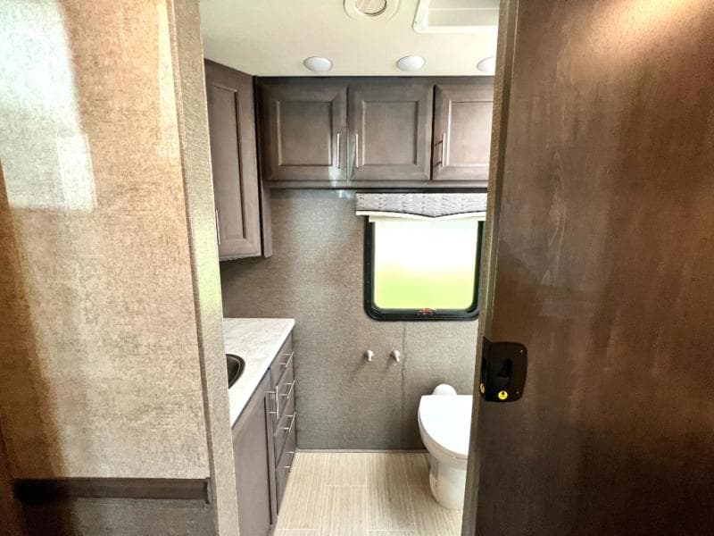 2022 Thor Motor Coach 2022 Thor Motor Coach Challenger - thumbnail 54