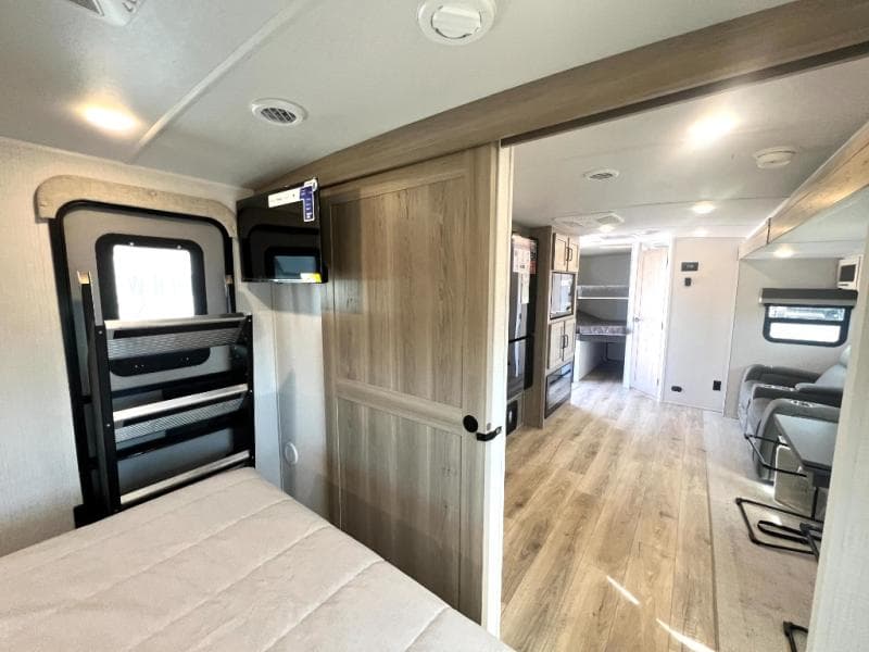 2025 Forest River 2025 Forest River Rockwood Ultra Lite - thumbnail 4