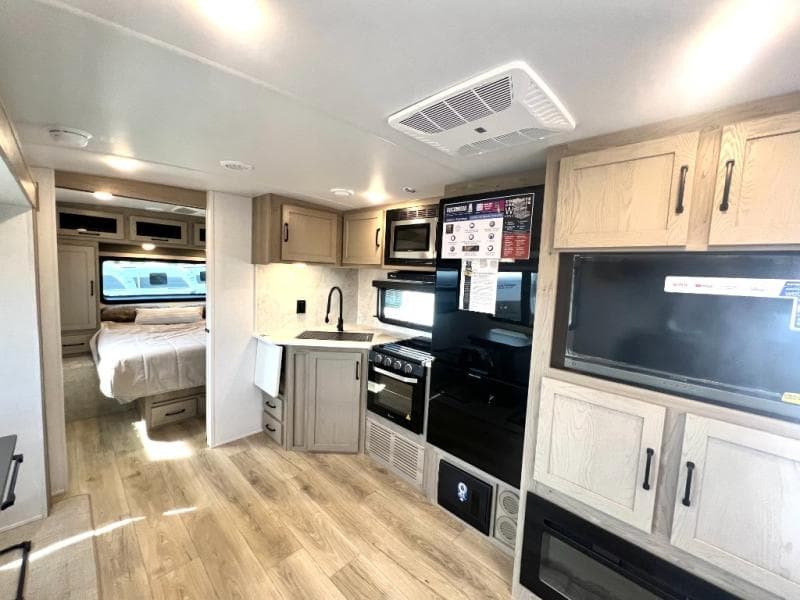 2025 Forest River 2025 Forest River Rockwood Ultra Lite - thumbnail 19