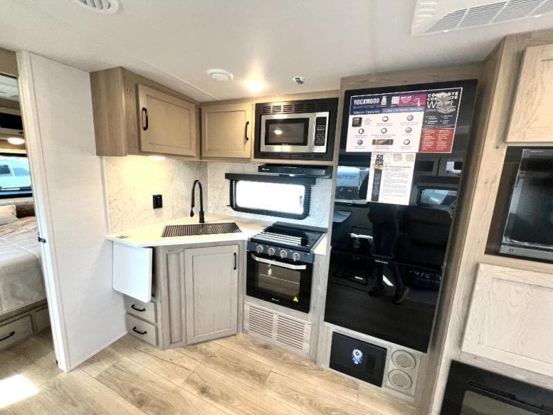 2025 Forest River 2025 Forest River Rockwood Ultra Lite - thumbnail 20