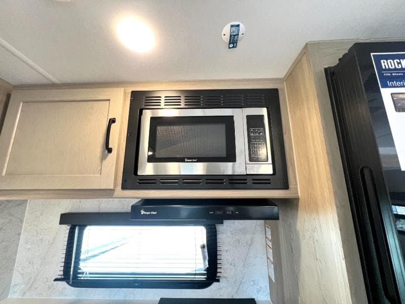 2025 Forest River 2025 Forest River Rockwood Ultra Lite - thumbnail 23