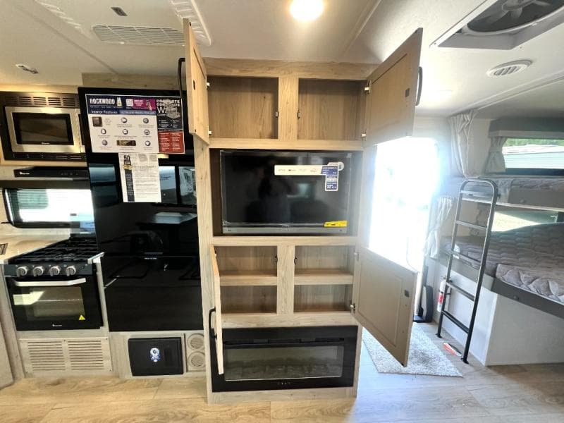 2025 Forest River 2025 Forest River Rockwood Ultra Lite - thumbnail 29