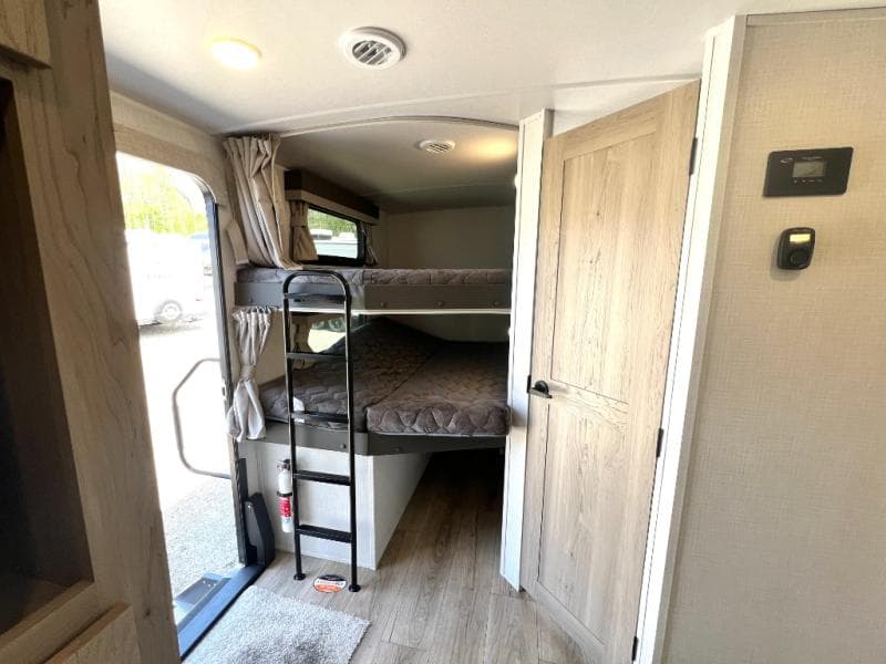 2025 Forest River 2025 Forest River Rockwood Ultra Lite - thumbnail 31