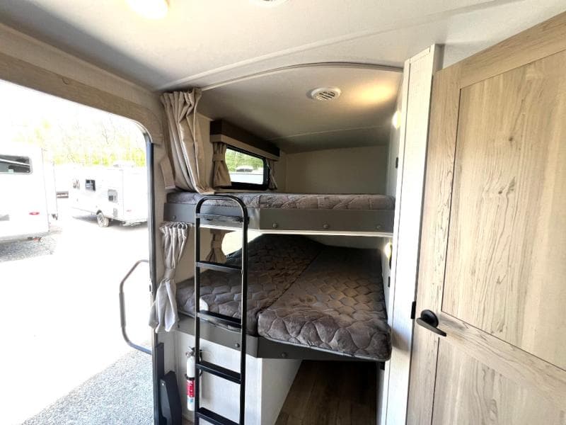 2025 Forest River 2025 Forest River Rockwood Ultra Lite - thumbnail 32