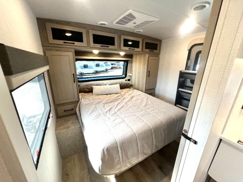 2025 Forest River 2025 Forest River Rockwood Ultra Lite - thumbnail 43