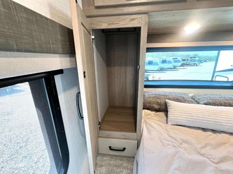 2025 Forest River 2025 Forest River Rockwood Ultra Lite - thumbnail 44