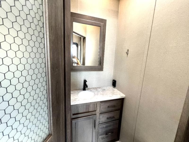 2022 Grand Design 2022 Grand Design Solitude - thumbnail 36