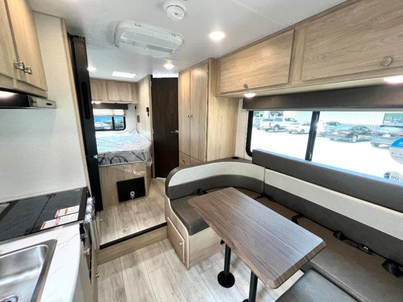 2026 Coachmen 2026 Coachmen Leprechaun - thumbnail 24