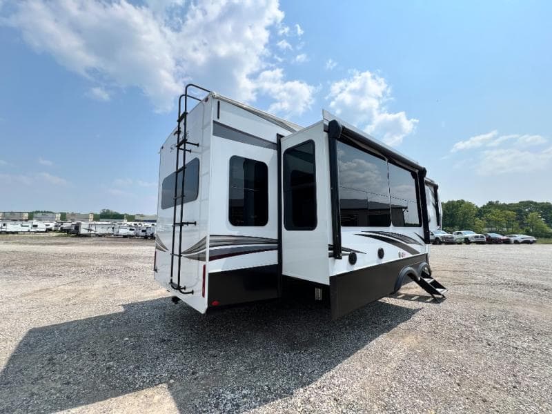 2023 Grand Design 2023 Grand Design Solitude - thumbnail 5