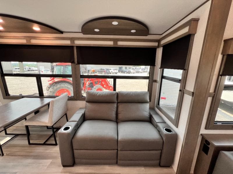 2023 Grand Design 2023 Grand Design Solitude - thumbnail 18