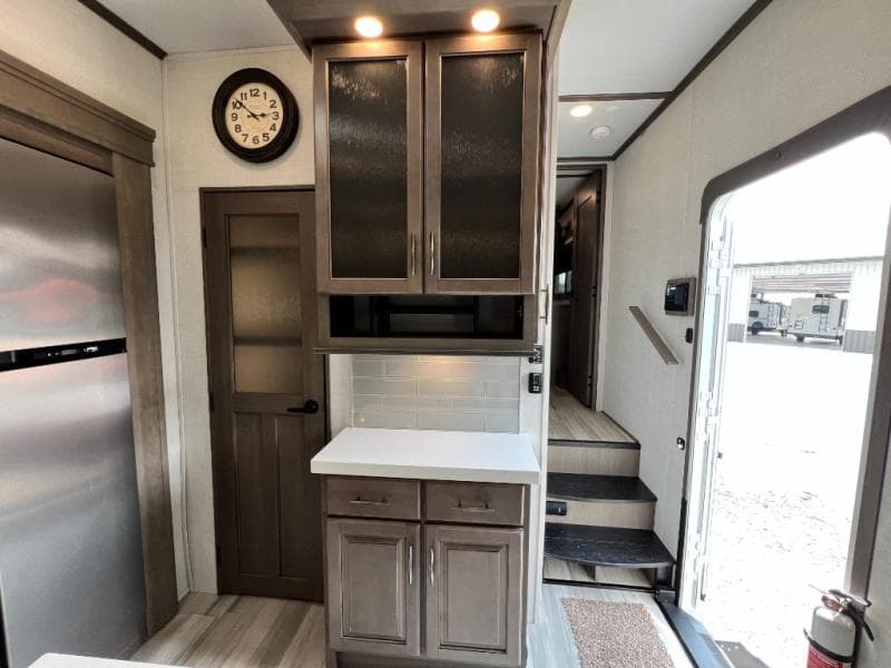 2023 Grand Design 2023 Grand Design Solitude - thumbnail 37