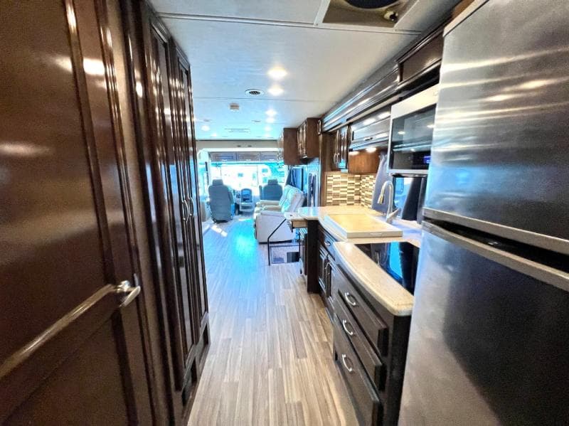 2019 Thor Motor Coach 2019 Thor Motor Coach Palazzo - thumbnail 4