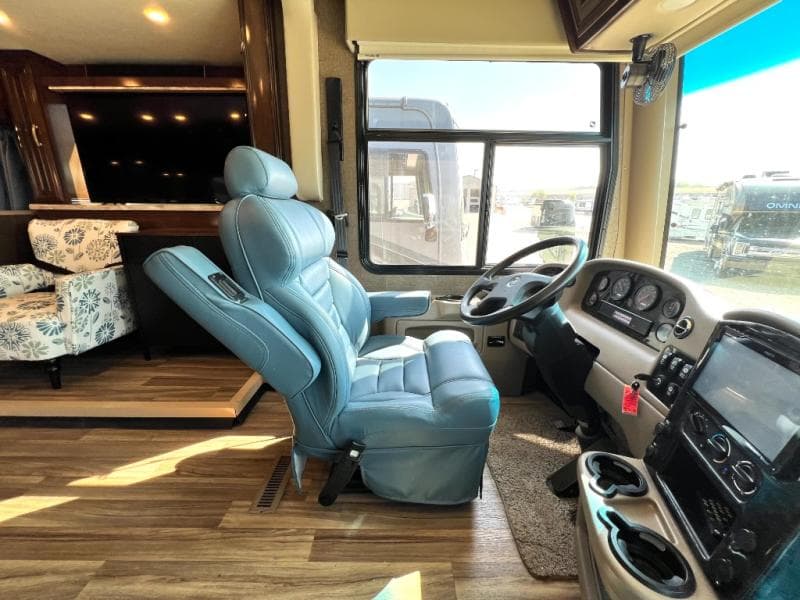 2019 Thor Motor Coach 2019 Thor Motor Coach Palazzo - thumbnail 23