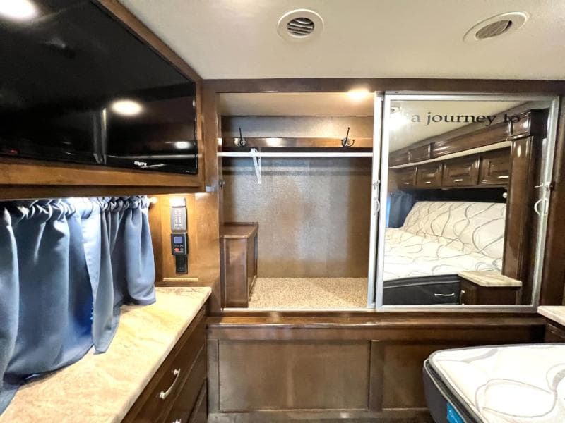 2019 Thor Motor Coach 2019 Thor Motor Coach Palazzo - thumbnail 55