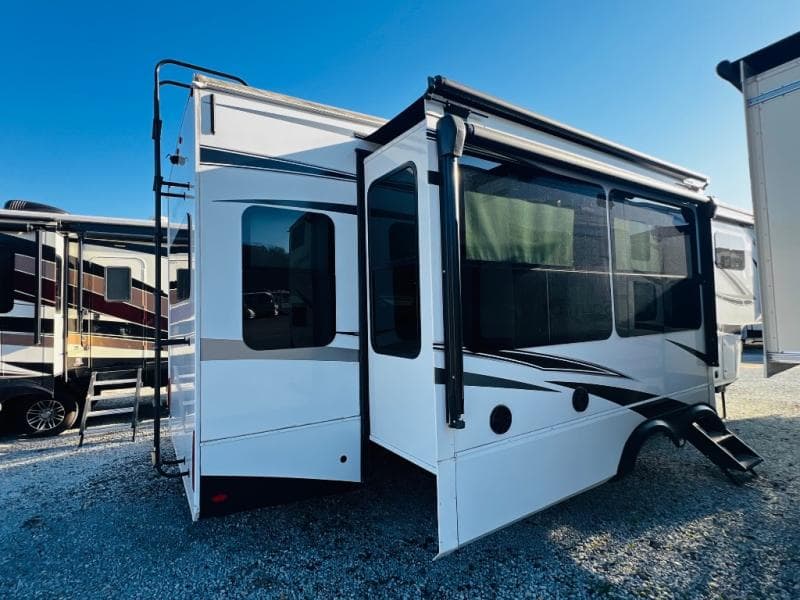 2023 Grand Design 2023 Grand Design Solitude - thumbnail 3