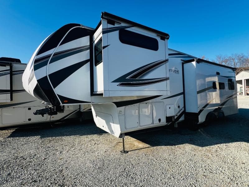 2023 Grand Design 2023 Grand Design Solitude - thumbnail 5