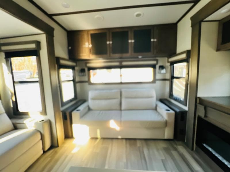 2023 Grand Design 2023 Grand Design Solitude - thumbnail 17