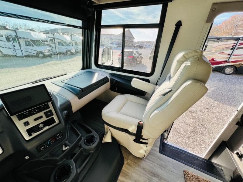 2024 Coachmen 2024 Coachmen Mirada - thumbnail 22