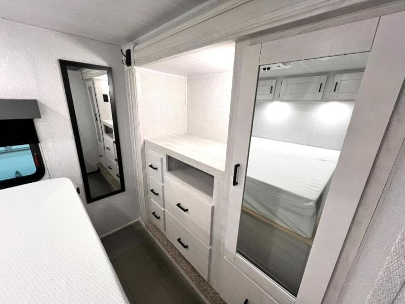 2024 East To West 2024 East To West Entrada - thumbnail 43