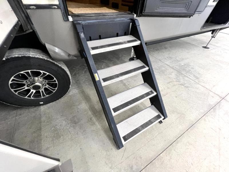 2018 Keystone 2018 Keystone Montana - thumbnail 3