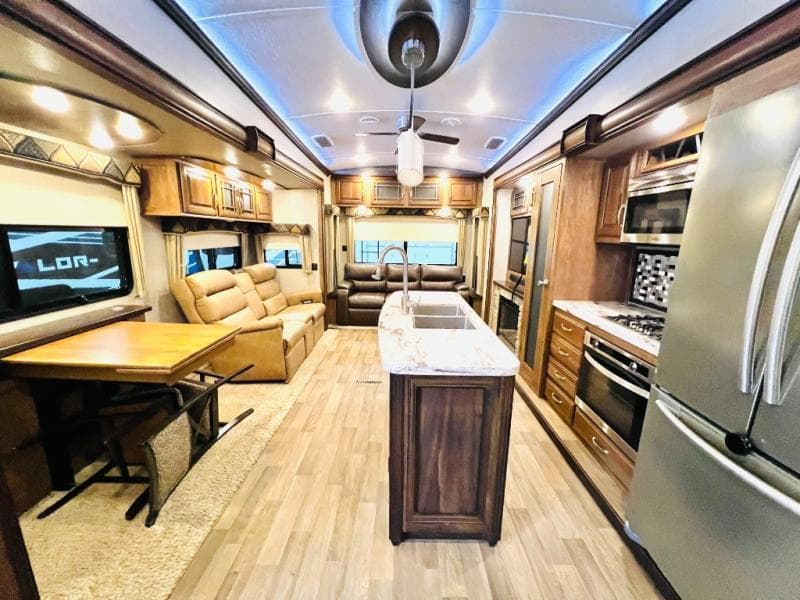 2018 Keystone 2018 Keystone Montana - thumbnail 5