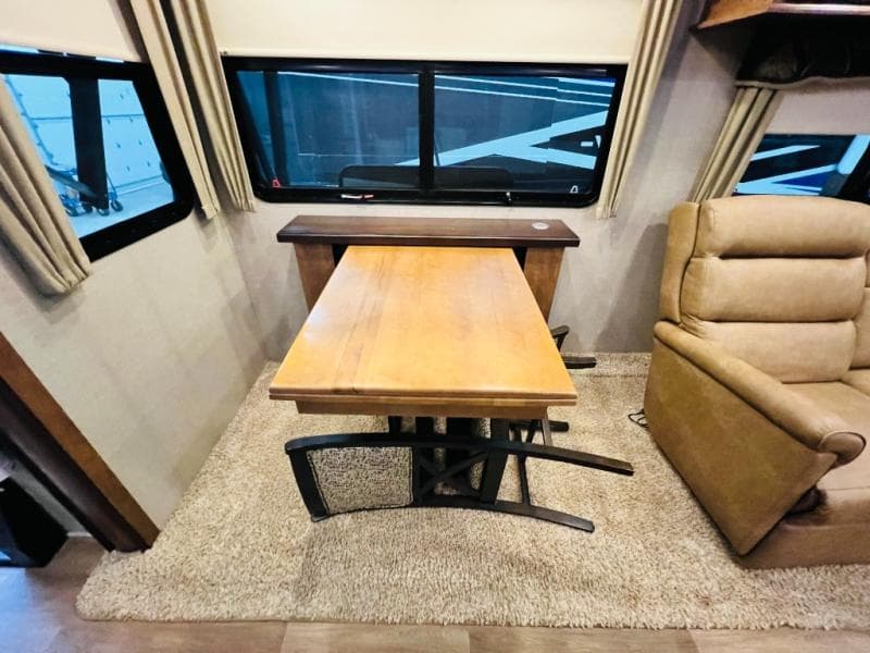 2018 Keystone 2018 Keystone Montana - thumbnail 7