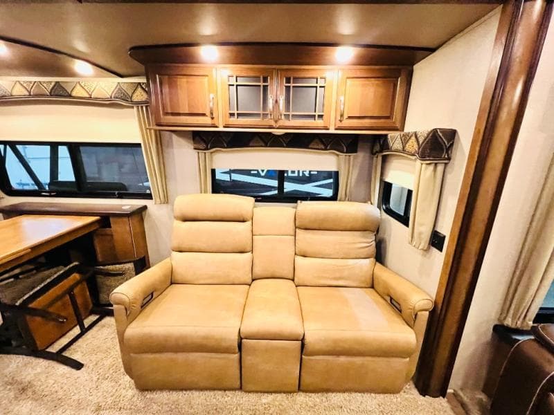 2018 Keystone 2018 Keystone Montana - thumbnail 8