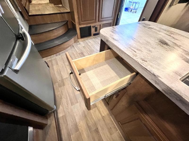 2018 Keystone 2018 Keystone Montana - thumbnail 14