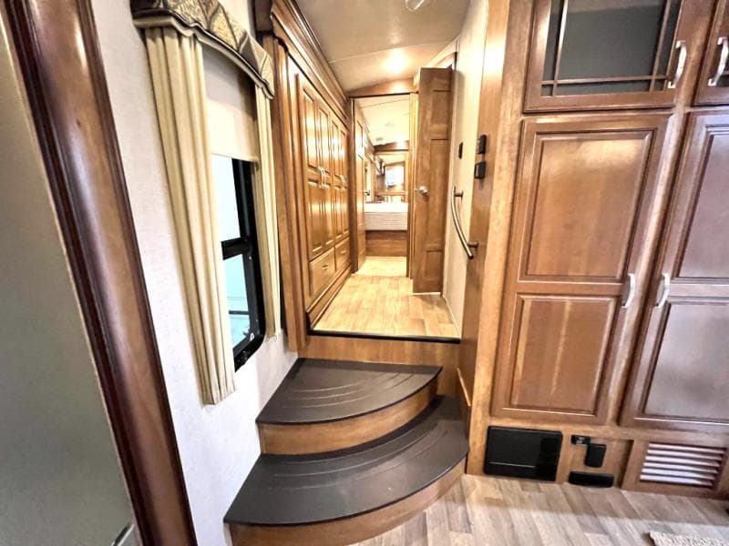 2018 Keystone 2018 Keystone Montana - thumbnail 22