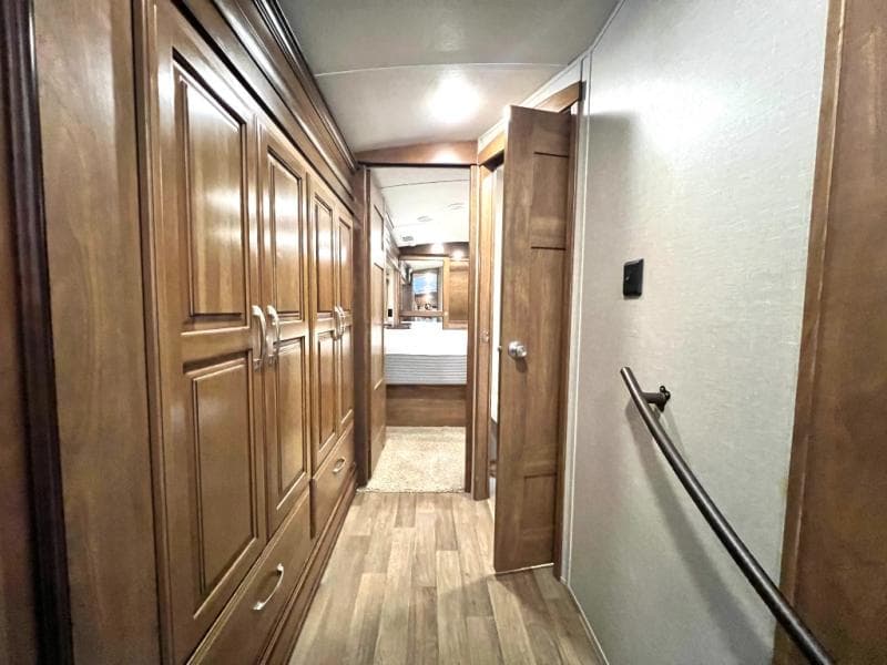 2018 Keystone 2018 Keystone Montana - thumbnail 23