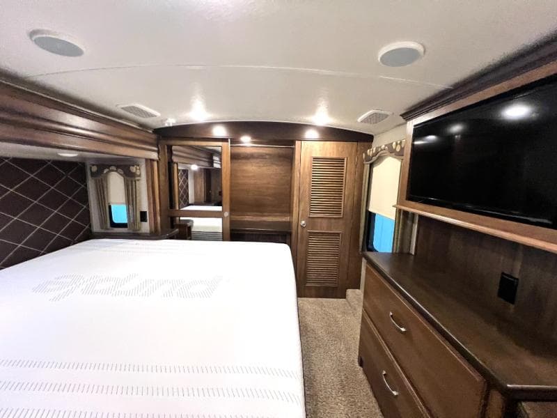 2018 Keystone 2018 Keystone Montana - thumbnail 33