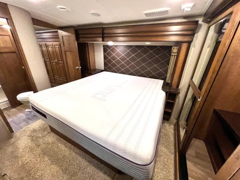 2018 Keystone 2018 Keystone Montana - thumbnail 35