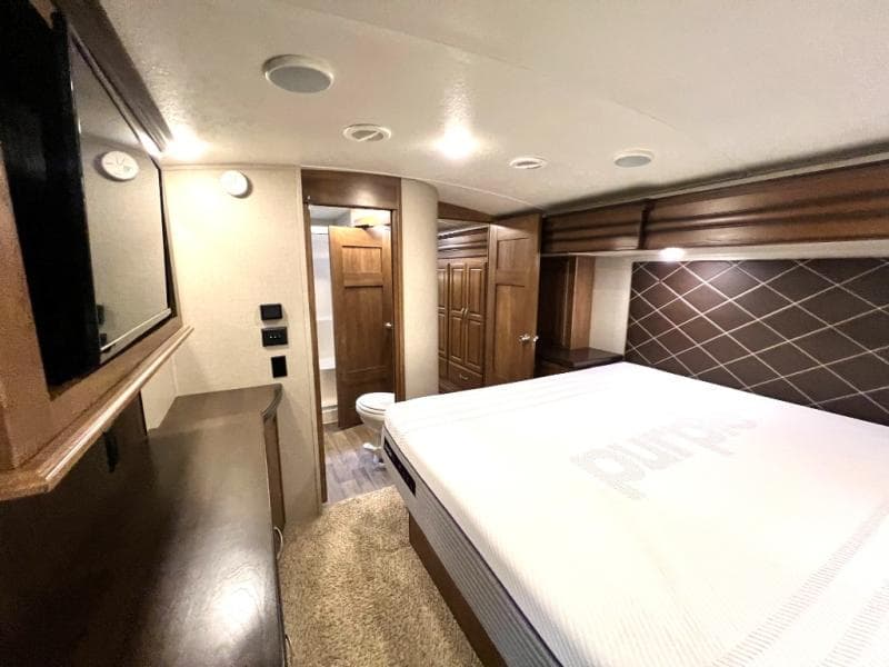 2018 Keystone 2018 Keystone Montana - thumbnail 36