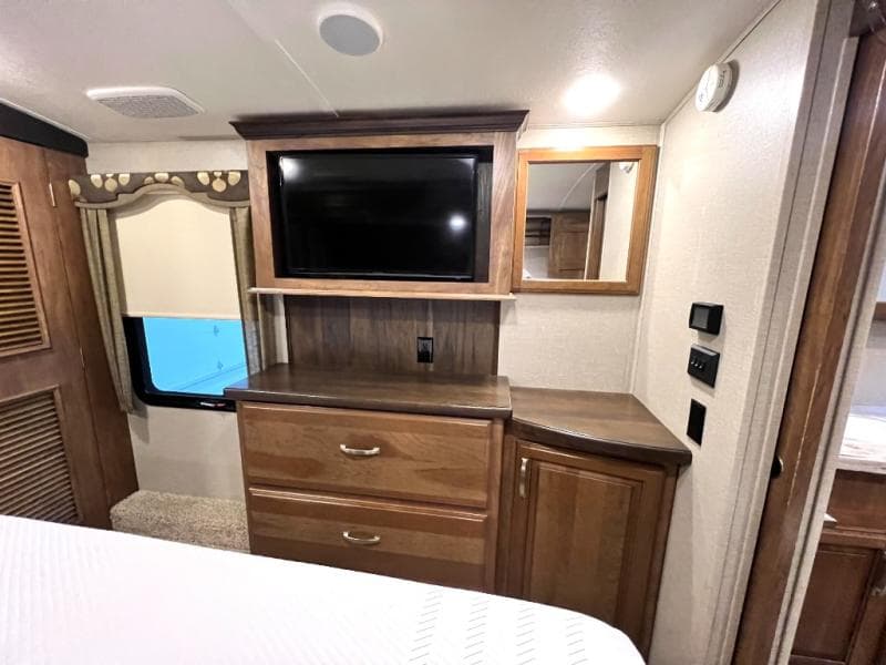 2018 Keystone 2018 Keystone Montana - thumbnail 37