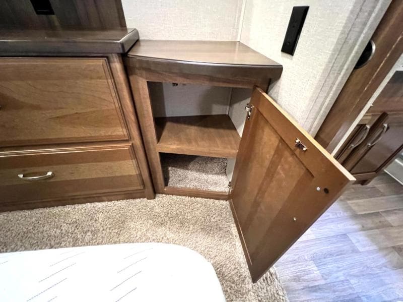 2018 Keystone 2018 Keystone Montana - thumbnail 38