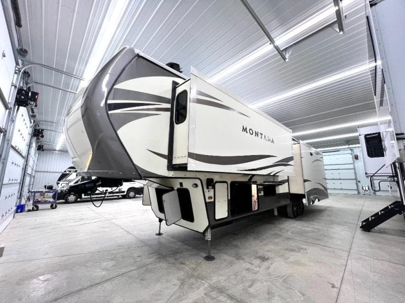 2018 Keystone 2018 Keystone Montana - thumbnail 40