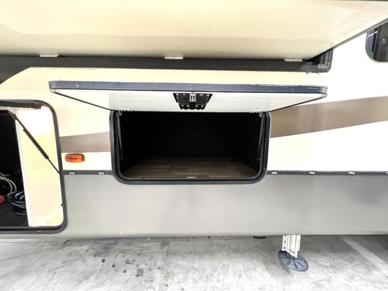 2018 Keystone 2018 Keystone Montana - thumbnail 46