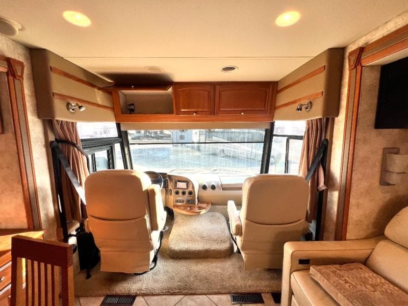 2012 Winnebago 2012 Winnebago Adventurer - thumbnail 3