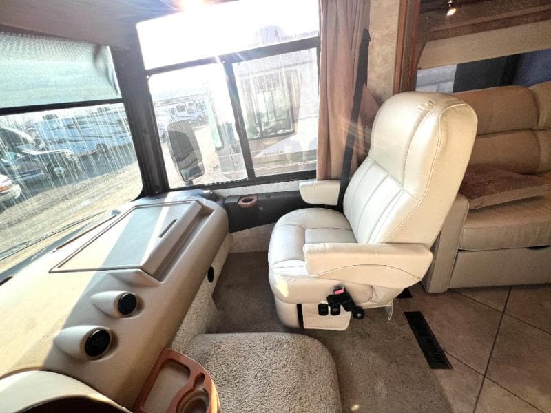 2012 Winnebago 2012 Winnebago Adventurer - thumbnail 6