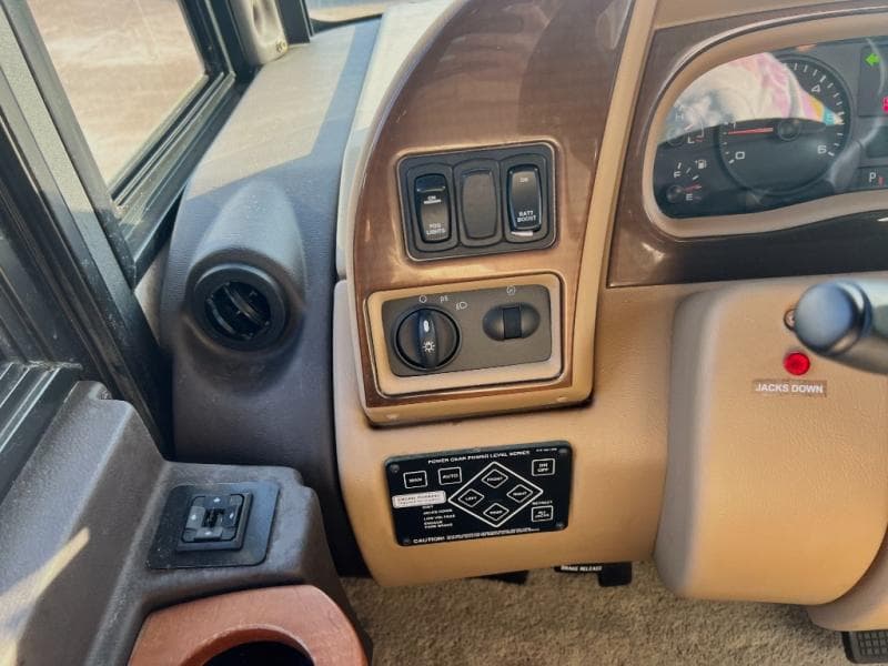 2012 Winnebago 2012 Winnebago Adventurer - thumbnail 11