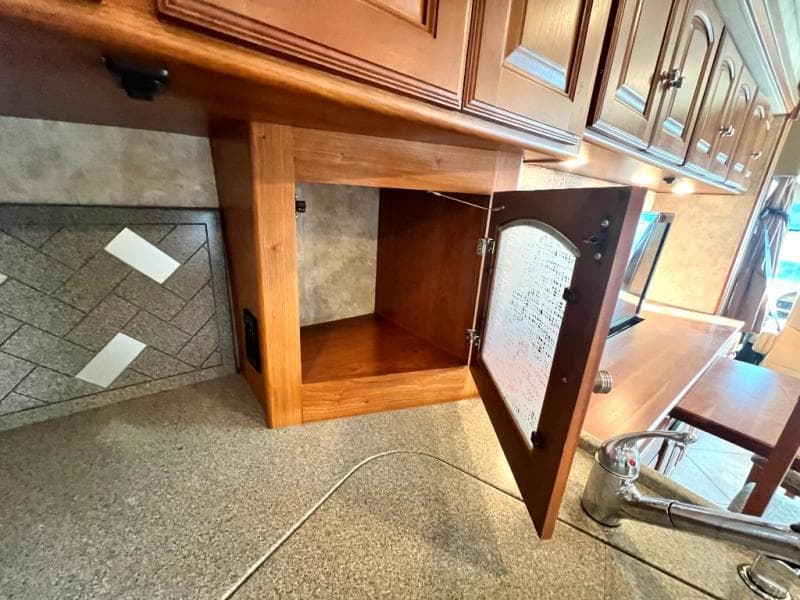 2012 Winnebago 2012 Winnebago Adventurer - thumbnail 22