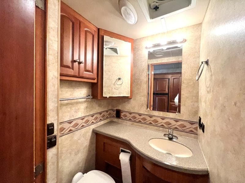 2012 Winnebago 2012 Winnebago Adventurer - thumbnail 28