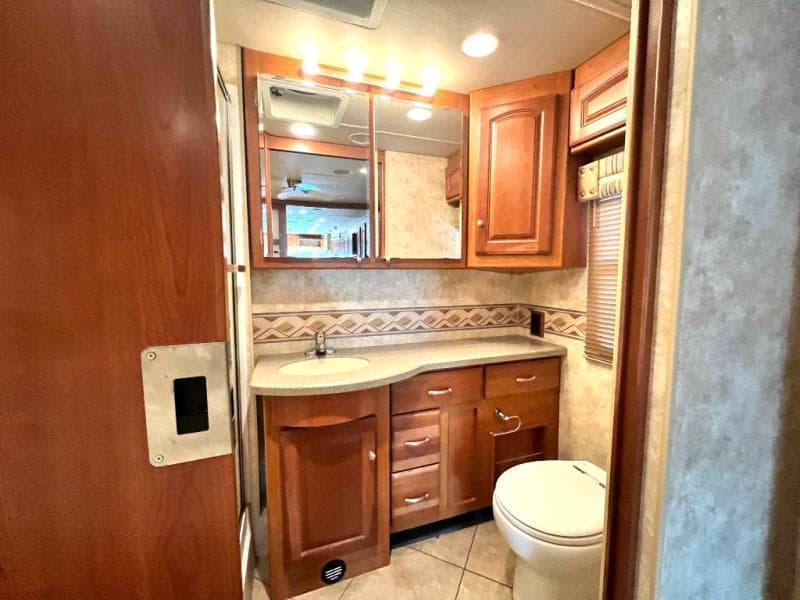 2012 Winnebago 2012 Winnebago Adventurer - thumbnail 39