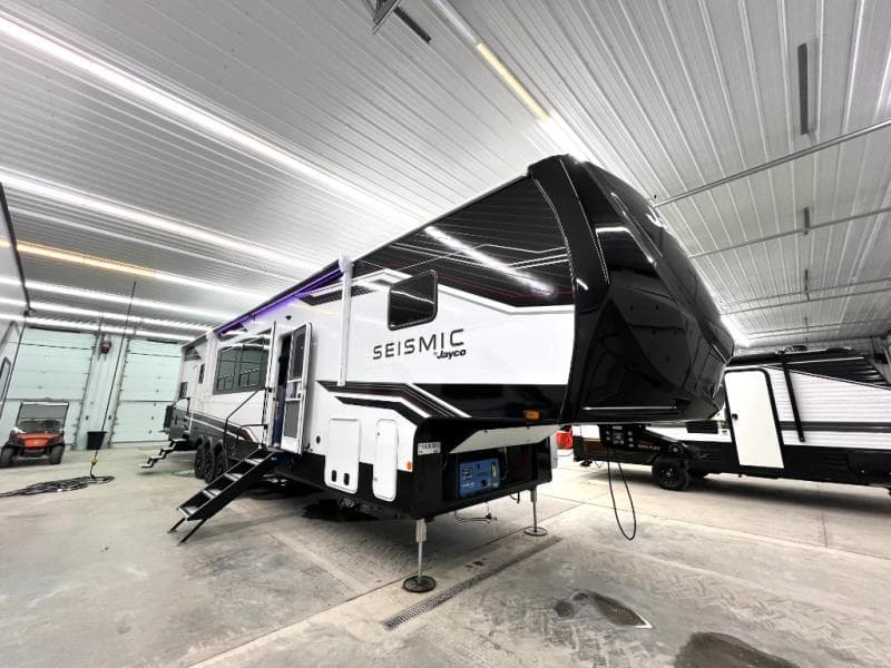 2026 Jayco 2026 Jayco Seismic Toy Hauler - thumbnail 3